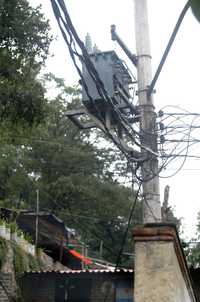 El transformador que suministra servicio a la colonia que saboteado