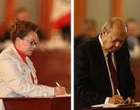 Elba Esther Gordillo, líder del Sindicato Nacional de Trabajadores de la Educación, y Carlos Romero Deschamps, dirigente de los petroleros, firman como testigos en el convenio del Consejo Nacional de Seguridad Pública, durante la reunión efectuada ayer en Palacio Nacional