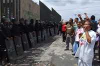 Protesta de atenquenses frente al penal de Molino de Flores, donde se dio a conocer la sentencia contra 11 integrantes del Frente de Pueblos en Defensa de la Tierra