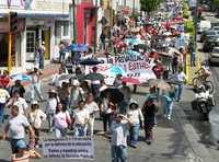 El acuerdo firmado entre el gremio elbista y el gobierno estatal pretende privatizar la educación pública, expresaron los manifestantes