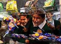 Estudiantes de primaria y secundaria en la Feria de Cooperativas Escolares, en el Palacio de los Deportes, a quienes se les ofrecieron frituras y bebidas bajas en calorías