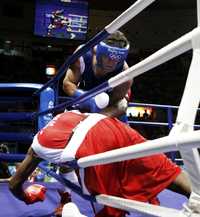 Rakhim Chakhkiev, de Rusia, venció a Osmai Acosta, de Cuba, en la semifinal de los pesos pesados