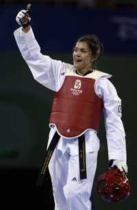 La campeona festejó con el público que presenció los combates en el gimnasio de la Universidad de Ciencia y Tecnología