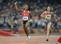 Sanya Richards pudo rebasar cerca de la meta a la rusa Anastasia Kapachinskaya para que la posta 4x400 estadunidense ganara el oro