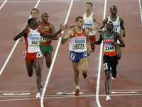 El keniano Wilfred Bungei (2246) al llegar primero en la semifinal de los 800 metros; en la noche se adjudicó el sitio más alto del podio