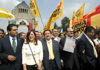 Silvano Aureoles, Yeidckol Polevnsky, Carlos Navarrete, Guadalupe Acosta, Graco Ramírez y Jesús Ortega encabezaron la marcha perredista al Senado, donde entregaron el proyecto de reforma energética del FAP