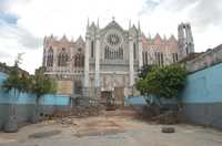 Este martes terminará la demolición de la escuela primaria Sócrates Castellanos en León, Guanajuato. El plantel será reubicado en una de las zonas más marginadas del municipio y el terreno se usará para ampliar los atrios del Templo Expiatorio y de la catedral, con inversión de 220 millones de pesos