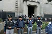 Policías y granaderos resguardaron ayer el acceso a la Corte, durante la sesión en la cual se abordó el tema del aborto