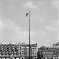 La bandera rojinegra en el asta del Zócalo