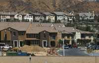 Desarrollo habitacional en Santa Clarita, California. El desplome a niveles récord en los precios de las casas estadunidenses en el segundo trimestre hará que lleve más tiempo solucionar la desaceleración en el sector, aseguró la Casa Blanca, tras conocerse un retroceso histórico en los precios de las casas y un índice de ventas de viviendas nuevas menor al esperado  