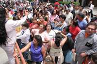 Padres de familia tomaron ayer la calle en distintos rumbos de la ciudad, para protestar por la falta de entrega de los vales para útiles escolares gratuitos.  Aquí, durante uno de los bloqueos en Azcapotzalco