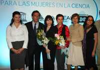 Laura Isaura Falcón; Hervé Navellou, director general de L’Oréal México; Blanca H. Lapizco; Aliesha González; Rosaura Ruiz, presidenta de la Academia Mexicana de Ciencias, y Citlali Sánchez, al término de entrega de becas Para las Mujeres en la Ciencia, en las instalaciones de la academia