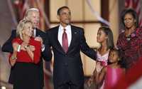 Al concluir Barack Obama su discurso de aceptación a la candidatura demócrata por la presidencia de Estados Unidos, subieron al escenario su esposa, Michelle, y sus hijas Malia y Sasha (extremo derecho), así como su compañero de fórmula Joe Biden con su esposa, Jill