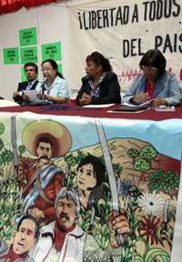 El abogado Juan de Dios Hernández Monje, Rosa Nelly Urrutia, Maribel Ramos Rojas y Trinidad Ramírez, en jornada de lucha por los presos políticos de Atenco, ayer en el Club de Periodistas