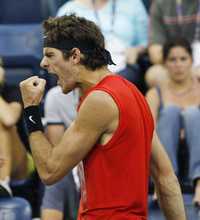 El argentino Juan Martín del Potro celebra su triunfo ante el francés Gilles Simon en el Abierto de Estados Unidos