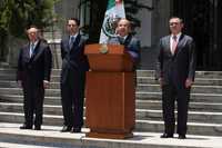 Eduardo Medina Mora, procurador general de la República; Juan Camilo Mourino, secretario de Gobernación, el presidente Felipe Calderón y Genaro García Luna, titular de Seguridad Pública federal, ayer en Los Pinos