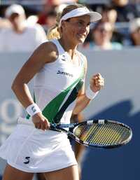 Sybille Bammer, de Austria, festeja su triunfo sobre la francesa Marion Bartoli, en el Abierto de Estados Unidos