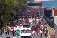 Aspecto de la movilización social de ayer en la ciudad de México. En la imagen, integrantes del Frente Popular Francisco Villa Independiente marcharon sobre calzada de Tlalpan del Metro Chabacano al Zócalo. Demandaron solución al problema de vivienda