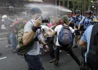 Policías arrojan gas pimienta para dispersar a manifestantes que llegaron cerca de la sede de la Convención Nacional Republicana en Saint Paul, Minnesota