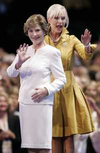 Las esposas de George W. Bush y John McCain, Laura y Cindy, respectivamente, poco antes de sus breves discursos