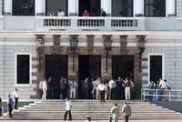 Empleados de la Universidad de Guadalajara se vieron sorprendidos por vigilantes privados que durante horas les impidieron entrar al edificio administrativo de esa casa de estudios