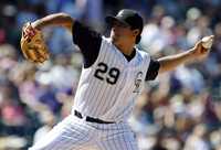 El pitcher mexicano Jorge de la Rosa, de los Rockies de Colorado, durante un lanzamiento a los Gigantes de San Francisco, en el estadio de Denver