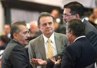 Manlio Fabio Beltrones, Pedro Joaquín Coldwell y Melquiades Morales (de espaldas), entre otros, ayer en Xicoténcatl