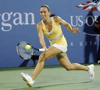 La serbia Jelena Jankovic durante el juego con la austriaca Sybille Bammer, a quien derrotó ayer por 6-1, 6-4 en el Abierto de EU