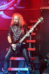 Ian Hill durante un concierto en Canadá