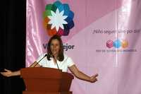 Margarita Zavala, esposa de Felipe Calderón, durante la entrega de botiquines y tarjetas de descuento a 7 mil estancias infantiles