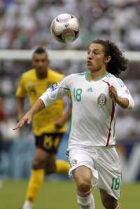 El autor del primer gol de México, Andrés Guardado, trata de controlar el balón durante el partido de ayer ante Jamaica