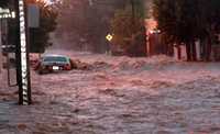 Las colonias San Rafael, Lealtad y Obrera han sido las más afectadas por las intensas lluvias que azotan Ciudad Cuauhtémoc, Chihuahua, donde las crecidas de agua han dejado varadas decenas de automóviles. Además, frente al edificio de la Cruz Roja fue hallado el cuerpo de una persona