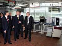 El gobernador Enrique Peña Nieto (izquierda) y el rector de la UNAM, José Narro Robles (centro), inauguraron en Toluca el Centro de Investigación en Química Sustentable, precursor en América Latina