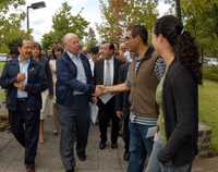 El rector José Narro y el gobernador Leonel Godoy saludan a estudiantes, previo a la firma entre la UNAM, el gobierno de Michoacán y la Universidad Michoacana de San Nicolás de Hildago