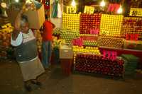 Escena en un pasillo de venta al menudeo de la Central de Abasto de la ciudad de México. Imagen de archivo