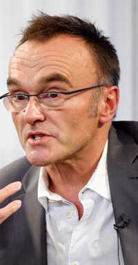 Danny Boyle habla durante la conferencia de prensa de su cinta Slumdog Millionaire