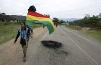 Una campesina simpatizante del presidente Evo Morales es captada con una bandera boliviana durante una protesta en Tiquipaya, cerca de la provincia de Santa Cruz, en apoyo al gobierno boliviano