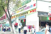 Las plazas, predios y espacios en las calles entregados a los vendedores ambulantes tras su salida del perímetro A del Centro Histórico, se convirtieron en el nuevo coto de poder de sus líderes. En la imagen la Plaza Popular Bicentenario