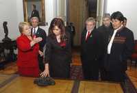 La presidenta de Chile, Michelle Bachelet (extremo izquierdo), muestra la oficina que ocupó Salvador Allende en el palacio de La Moneda, a sus pares de Uruguay, Tabaré Vázquez; de Argentina, Cristina Fernández; de Brasil, Luiz Inacio Lula da Silva; de Paraguay, Fernando Lugo, y de Bolivia, Evo Morales, al concluir en Santiago la cumbre extraordinaria de mandatarios sudamericanos. La imagen fue proporcionada por el gobierno chileno