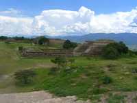 Panorámica de Monte Albán, sitio prehispánico que posee múltiples tumbas y terrazas pendientes de explorar, donde –según la arqueóloga Nelly Robles– se erigió "la primera urbe planificada" de América