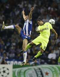 Hulk de Sousa, del equipo Oporto (derecha) gana el esférico a Claudio Maldonado, del turco Fenerbahce, que cayó 3-1