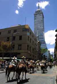 Realizadores cinematográficos trabajaron con legisladores para crear la Ley de Filmaciones para el Distrito Federal, con la cual se busca dar certeza a esa empresa. En la imagen, extras de la serie española Zapata, durante el rodaje en el Centro Histórico