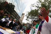 El padre Carlos Rodríguez durante la misa mensual por las 65 victimas de la mina Pasta de Conchos, que se celebró ayer afuera de las instalaciones de Industrial Minera México, en Polanco