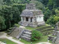 A una solicitud de acceso a la información pública sobre la muy anunciada autopista San Cristóbal de las Casas-Palenque, la SCT respondió en agosto que "no cuenta con el proyecto respectivo". En la imagen, templo de esa zona arqueológica chiapaneca