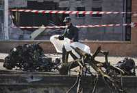 Un policía inspecciona el área donde un coche bomba con más de cien kilos de explosivos estalló a las puertas del cuartel de la policía autonómica de Ondarroa, en Vizcaya; en el atentado atribuido a ETA 11 personas resultaron heridas, seis de ellas agentes