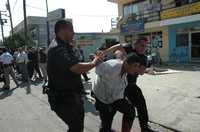 Policías de Baja California detienen a uno de los presuntos participantes de los disturbios ocurridos a las afueras del penal de La Mesa, en Tijuana, donde la semana pasada ocurrieron dos motines en los que murieron al menos 23 reos