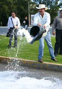 En plazas y calles de 16 estados y del Distrito Federal, productores derramaron miles de litros de leche para exigir que el precio que les pagan los industriales se incremente a por lo menos seis pesos por litro, lo que permitiría que esta actividad siga siendo redituable para las pequeñas empresas