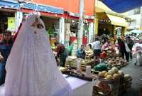 Vendedores de las calles aledañas al mercado de La Merced colocaron ayer mantas y altares para la celebración, hoy miércoles, del 51 aniversario de ese centro de abasto popular