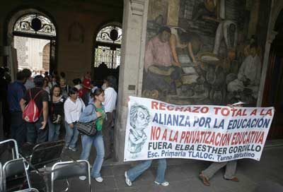 Toman mentores la sede de la Secretaría de Educación