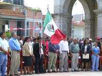 El alcalde perredista Manuel Ramiro Vásquez Hipólito, del municipio mixteco  de Tezoatlán de Segura y Luna (en la imagen con la bandera nacional y el bastón de mando), denunció que caciques priístas han emprendido una campaña para destituirlo